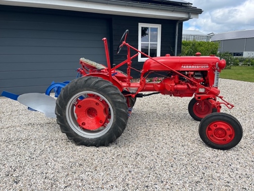 1950 Farmall Cub met ploeg oldtimer tractor te koop