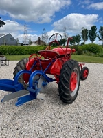 1950 Farmall Cub met ploeg oldtimer tractor te koop